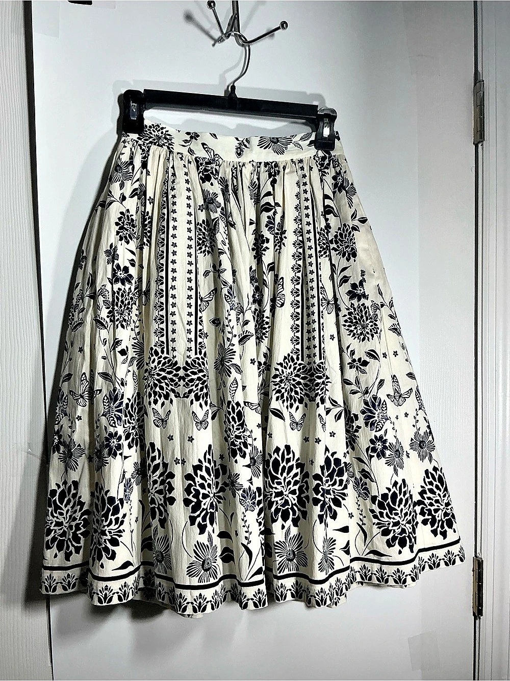 Avec Les Filles Printed Full Skirt Floral Midi Skirt in Cream & Blue XS